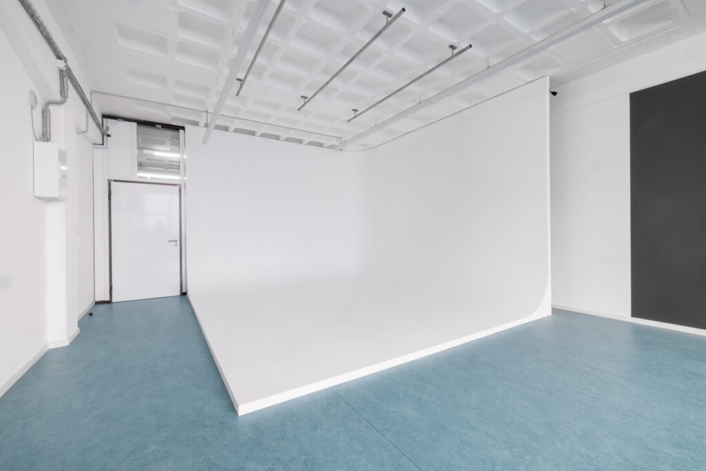 a rental photo studio with white cyclorama wall that is perfect for seamless background
