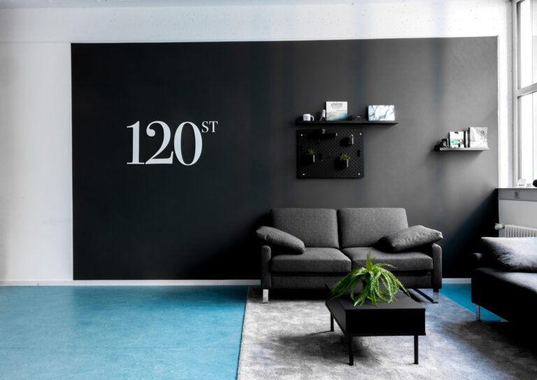 120 studio, a photo studio for rent in Zurich with nice comfortable seating and a infinity wall